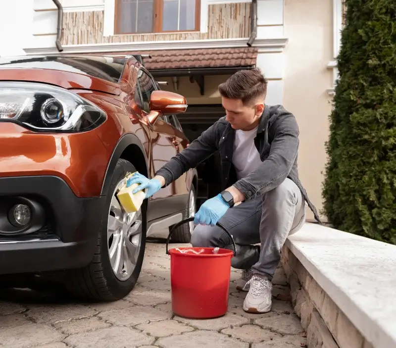 Lavage auto à domicile Lieutadès : professionnel intervenant sur un véhicule